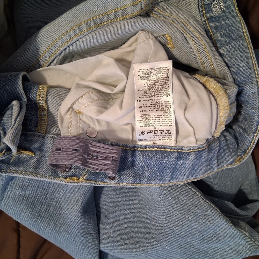 Old Navy Womans Faded Blue Straight Leg Jeans. Size 16 - Picture 6 of 8